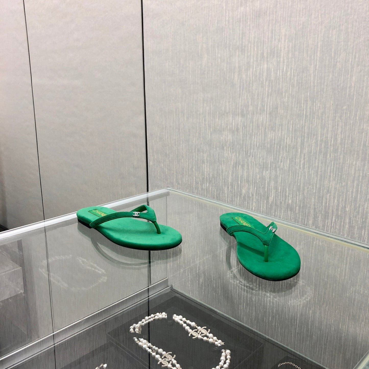 THONG SLIDE IN EMERALD GREEN SUEDE