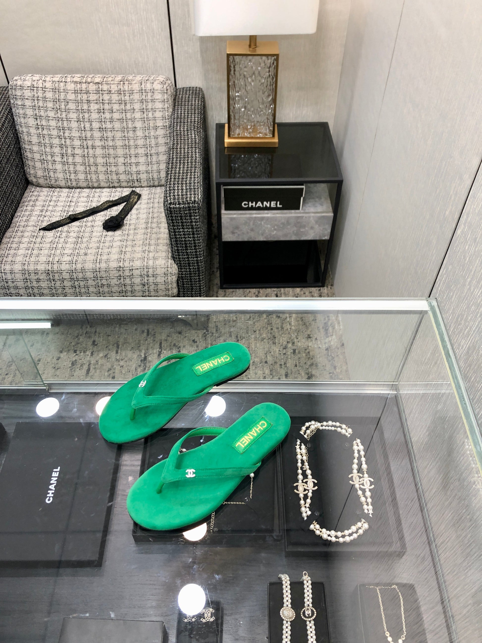 THONG SLIDE IN EMERALD GREEN SUEDE