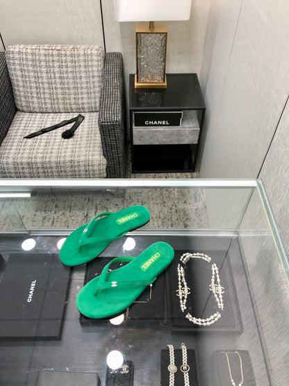 THONG SLIDE IN EMERALD GREEN SUEDE