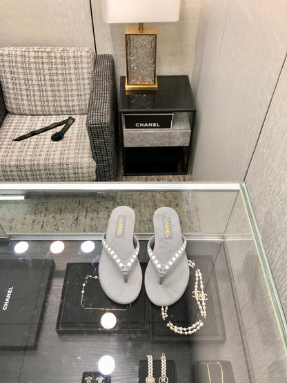 THONG SLIDE IN PALE GRAY SUEDE WITH WHITE DOT