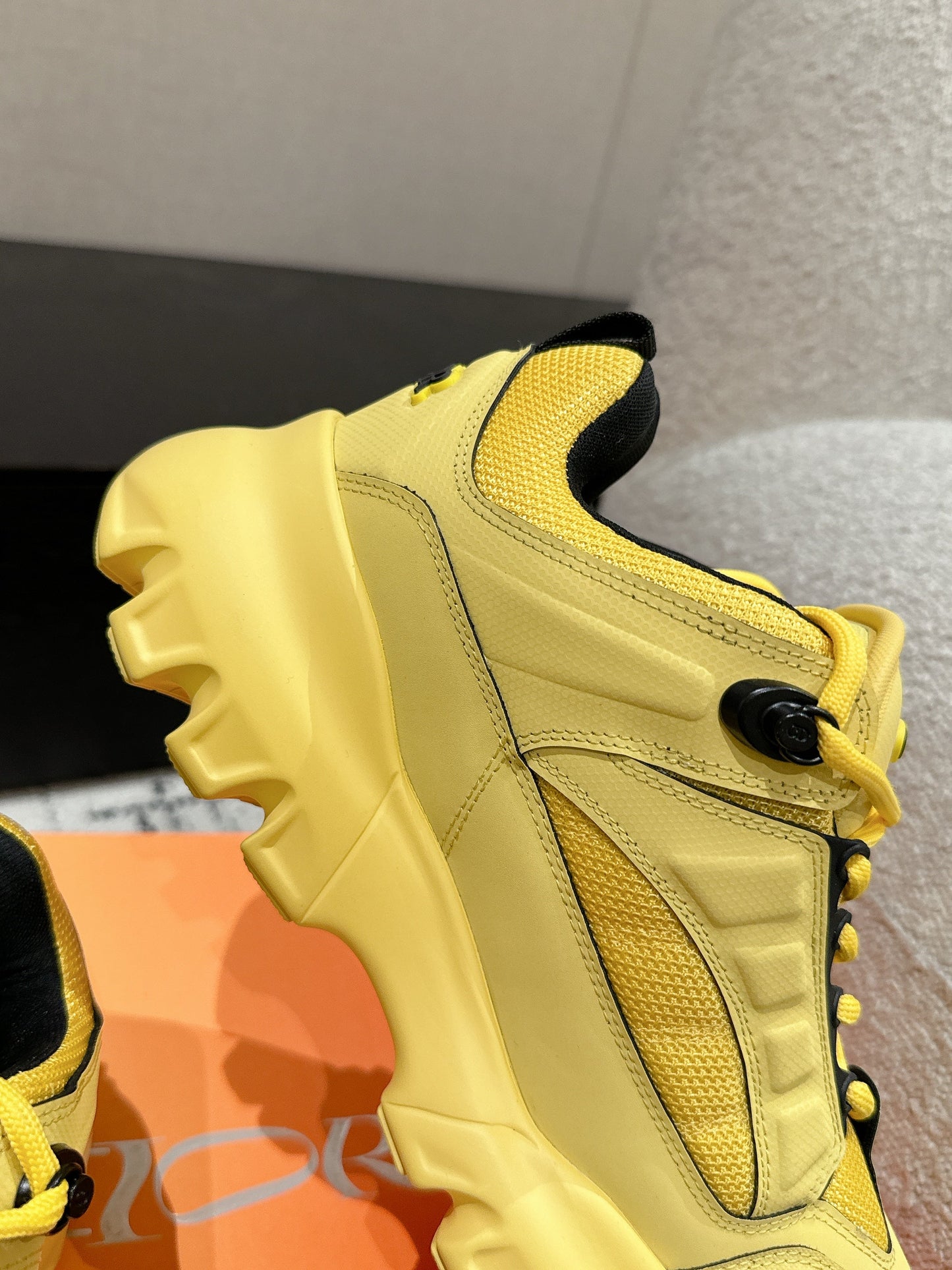 SNEAKER IN LEMON YELLOW CALFSKIN AND BREATHABLE MESH 175309
