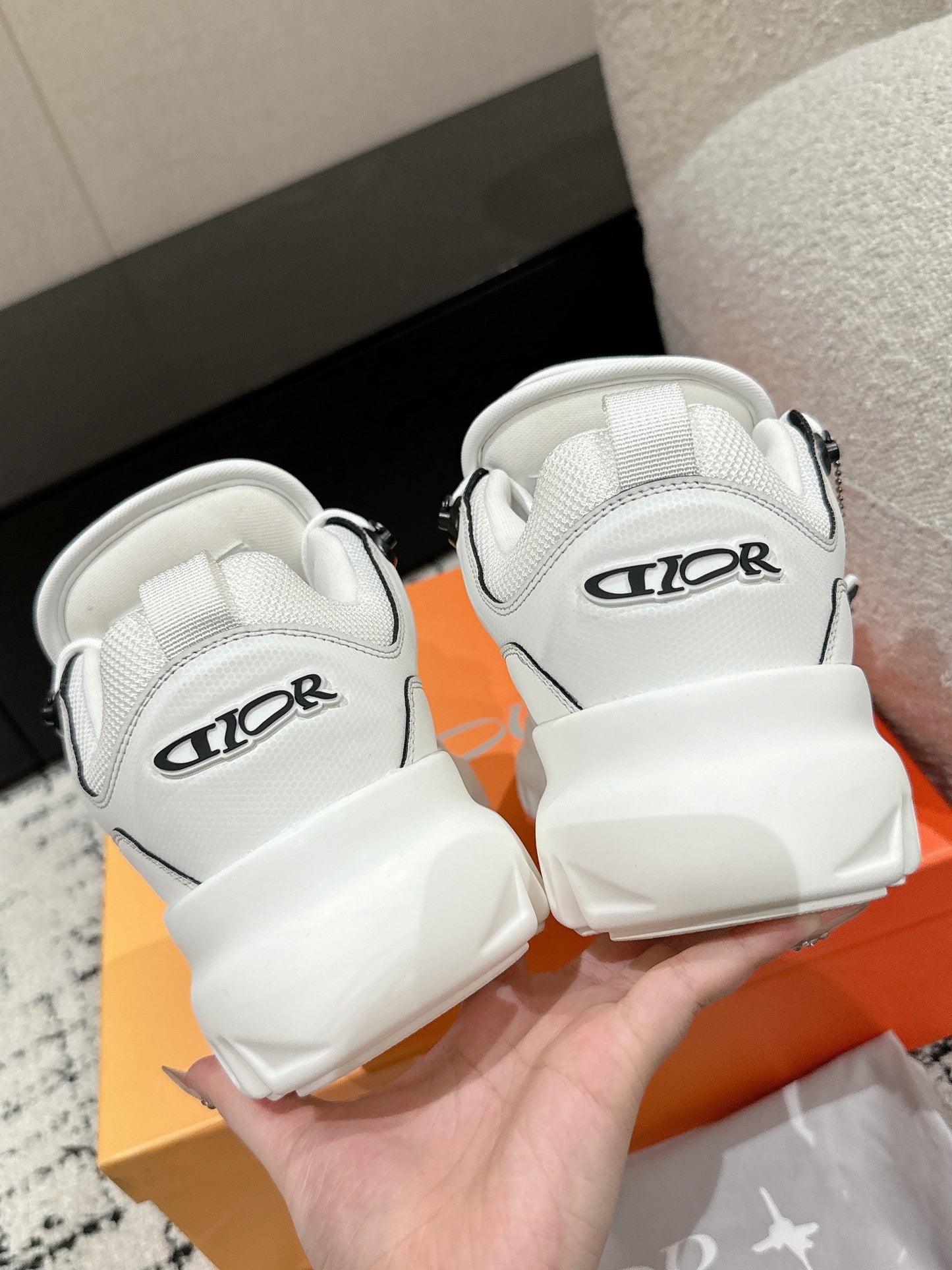 SNEAKER IN WHITE CALFSKIN AND BREATHABLE MESH 175310