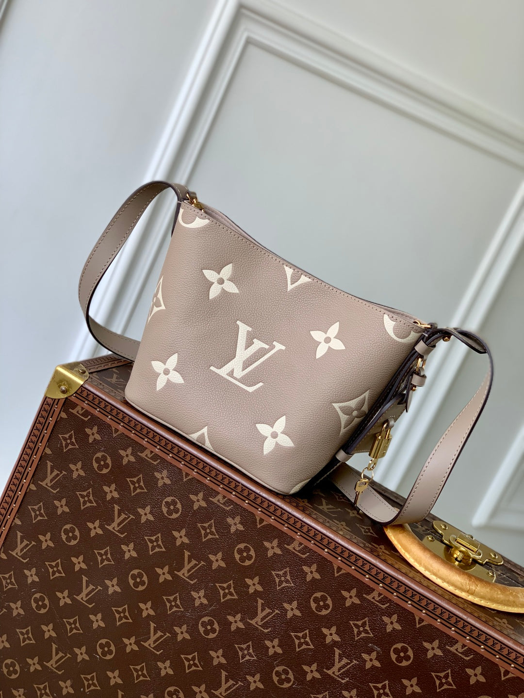 ALL IN BB BAG 18 IN TOURTERELLE GREY AND CREAM EMBOSSED COWHIDE