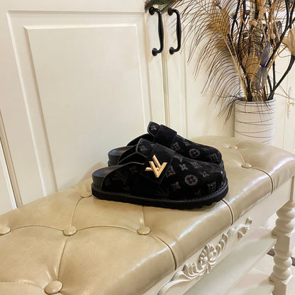 COSY FLAT COMFORT CLOG IN BLACK EMBOSSED SUEDE