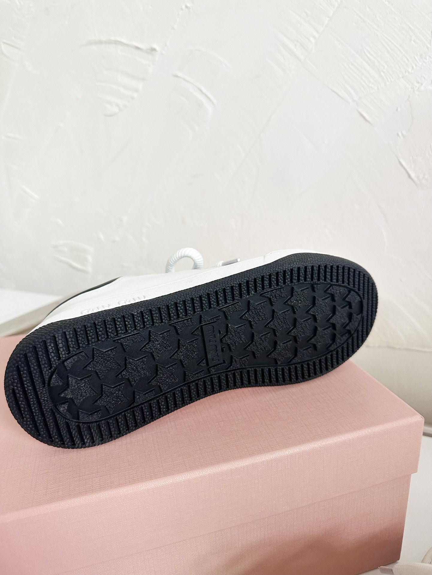SNEAKERS SIMPLE DESIGN IN BLACK MIX WHITE SHEEPSKIN