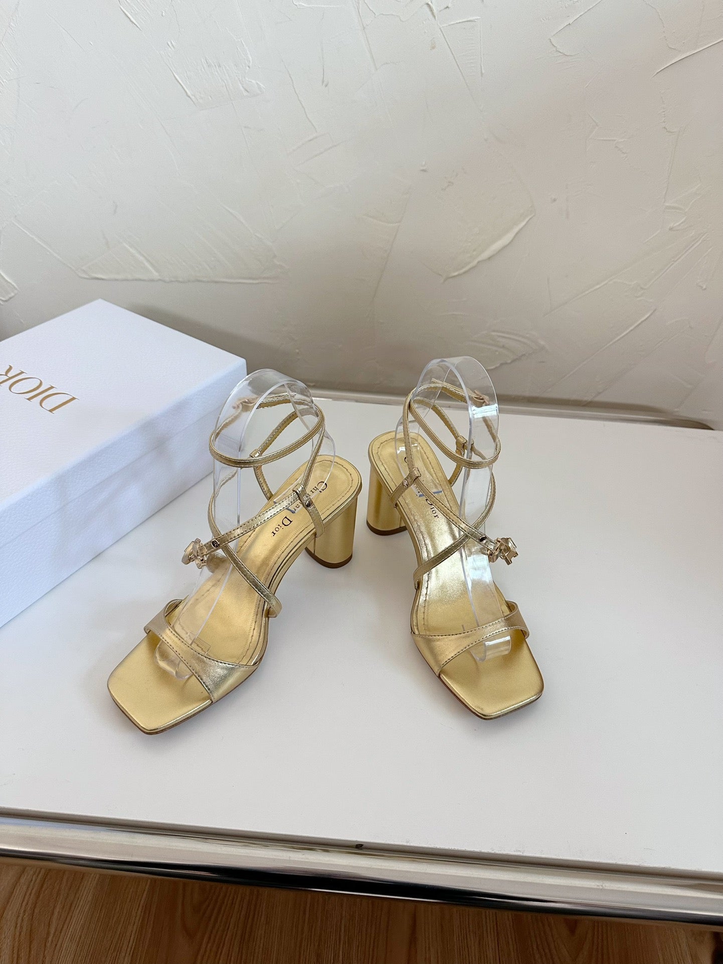 MEDIUM SQUARE HEEL SANDAL IN GOLD LAMBSKIN