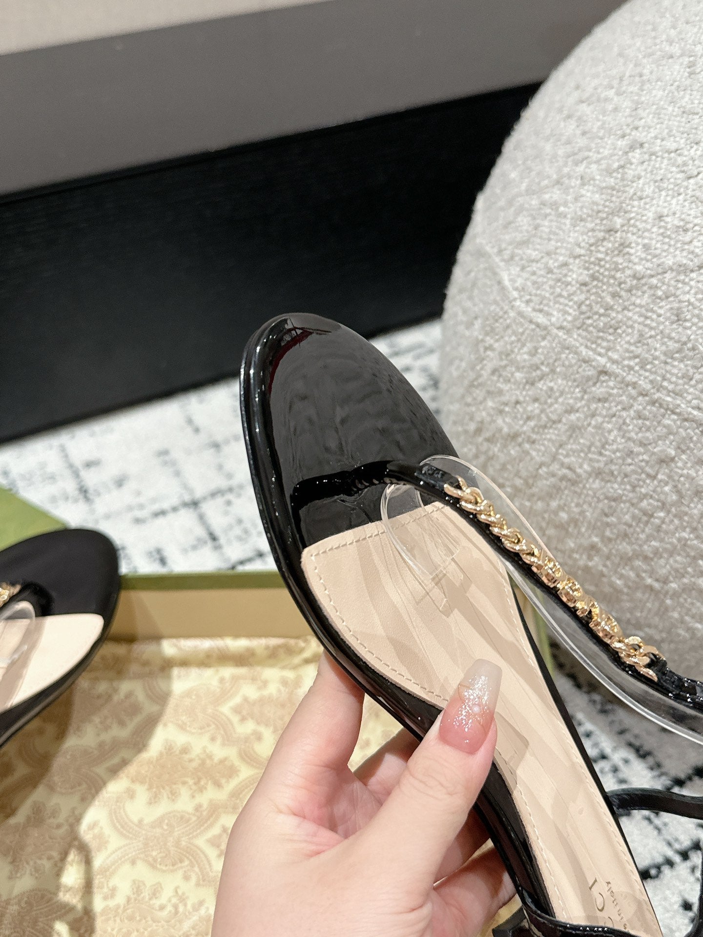THONG SANDAL IN BLACK CALFSKIN WITH GOLD HARDWARE