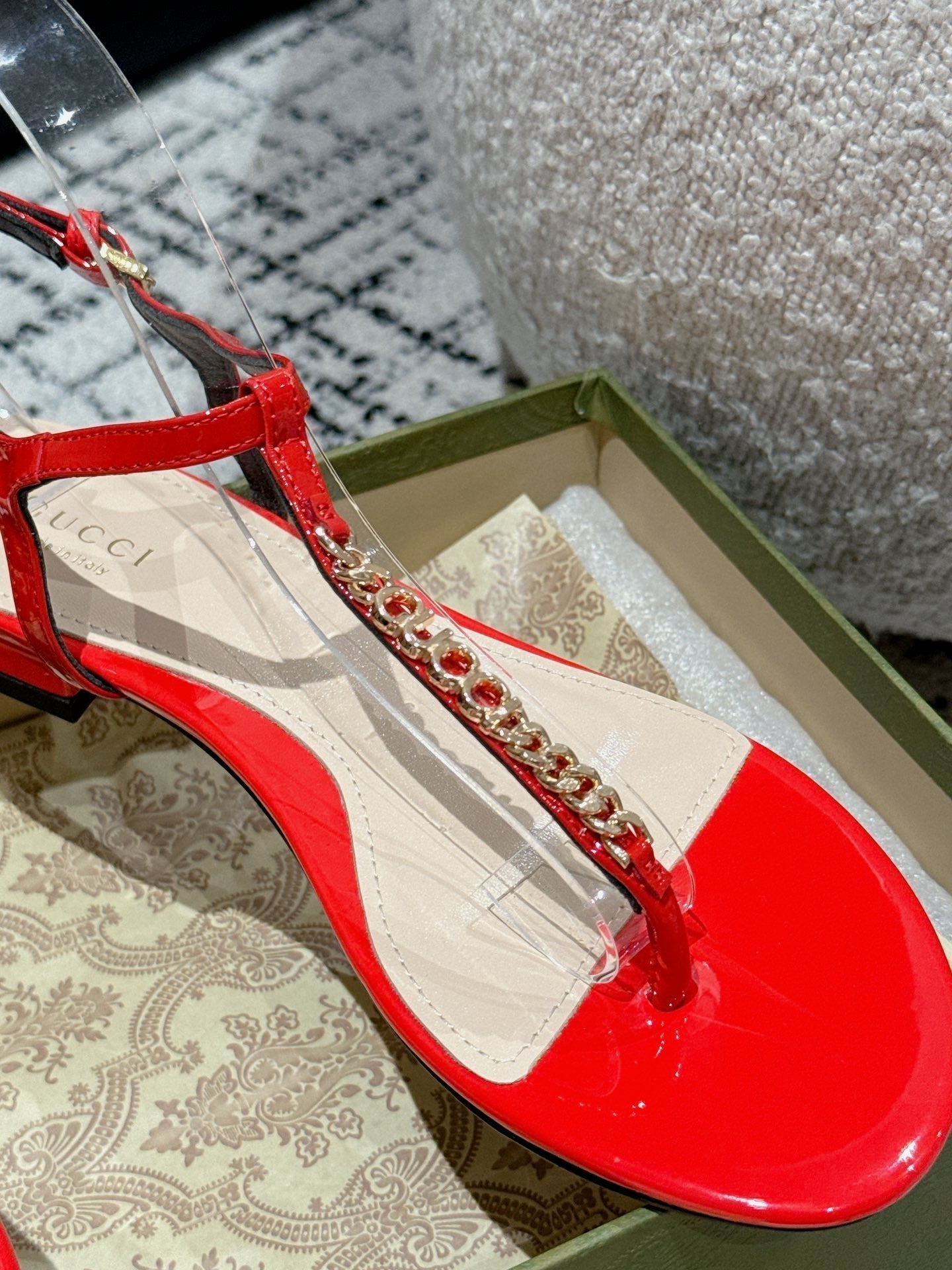 THONG SANDAL IN CANDY RED CALFSKIN WITH GOLD HARDWARE