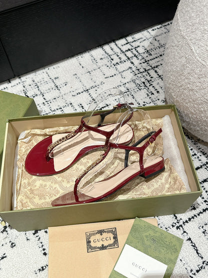 THONG SANDAL IN CRIMSON RED CALFSKIN WITH GOLD HARDWARE