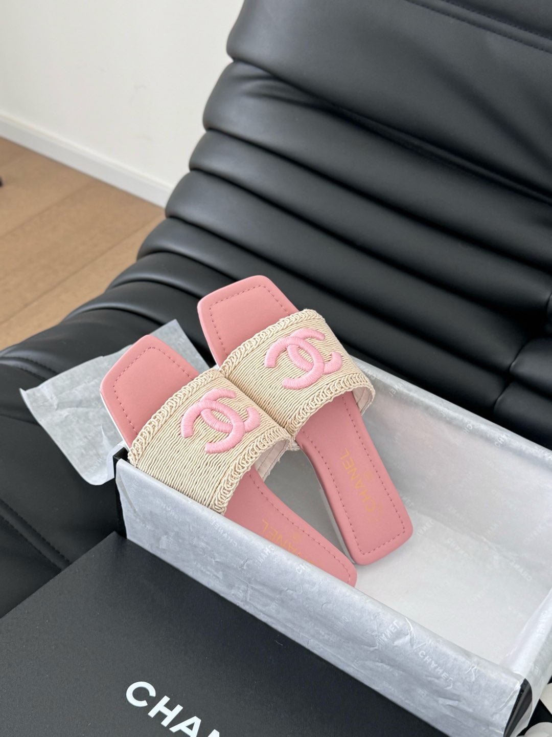 WOVEN SLIDE IN RAFFIA AND LIGHT PINK LAMBSKIN