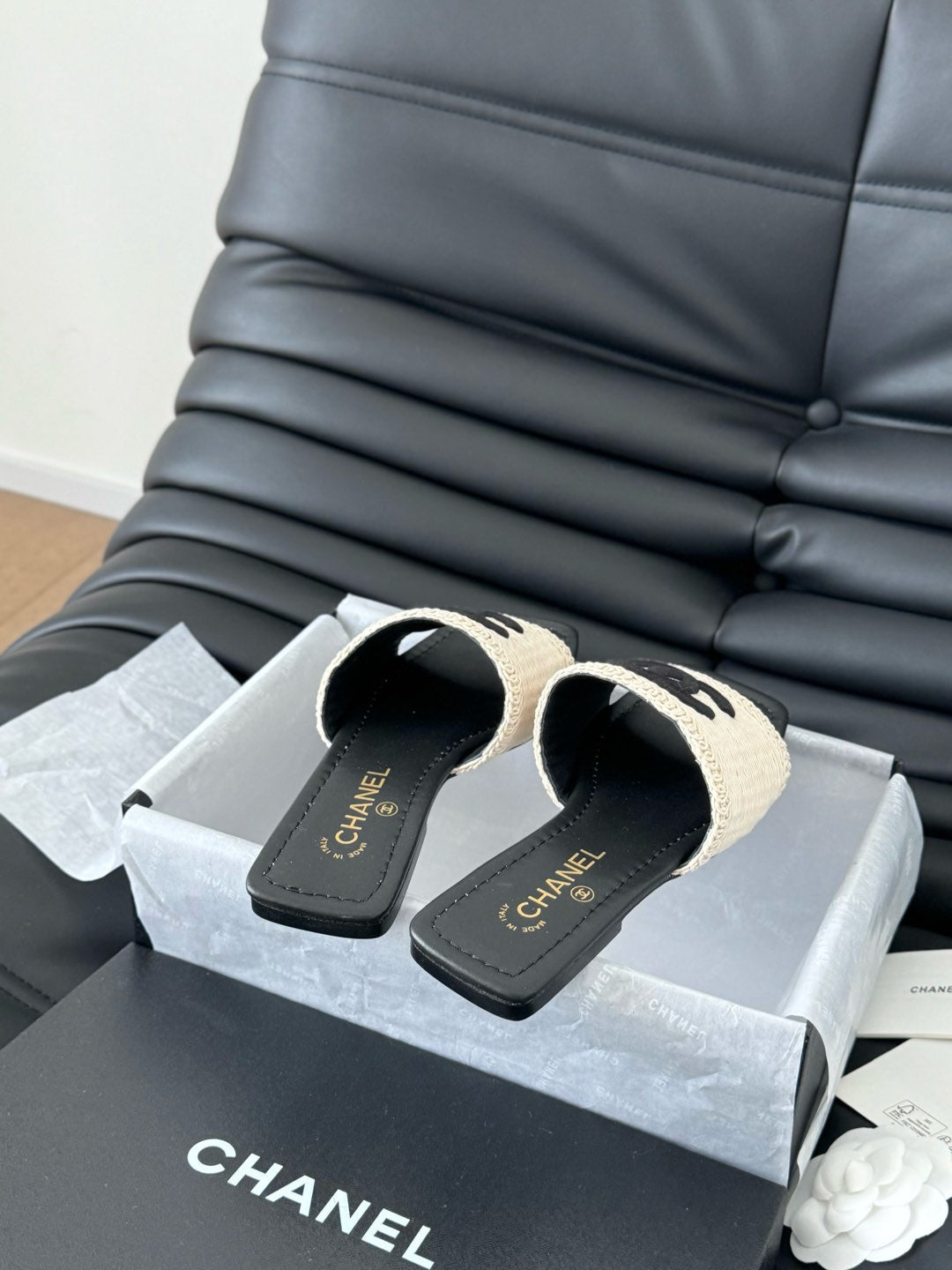 WOVEN SLIDE IN RAFFIA AND BLACK LAMBSKIN