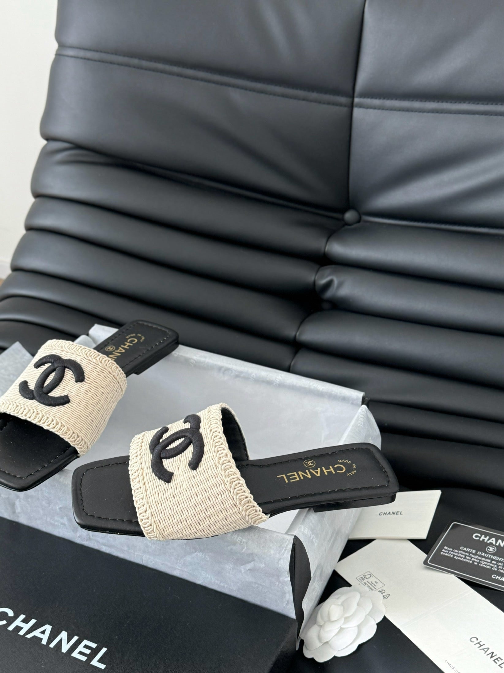 WOVEN SLIDE IN RAFFIA AND BLACK LAMBSKIN