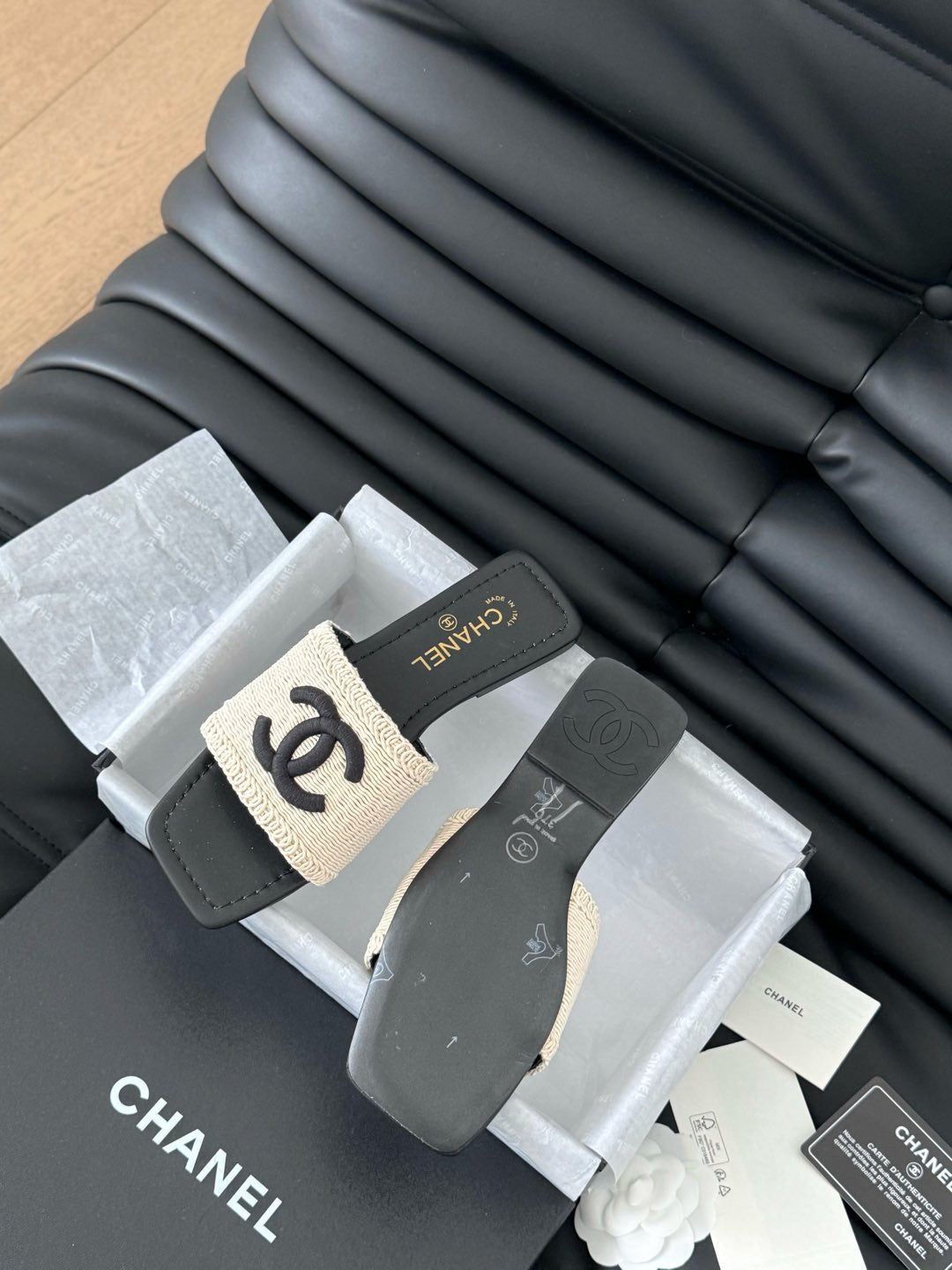 WOVEN SLIDE IN RAFFIA AND BLACK LAMBSKIN
