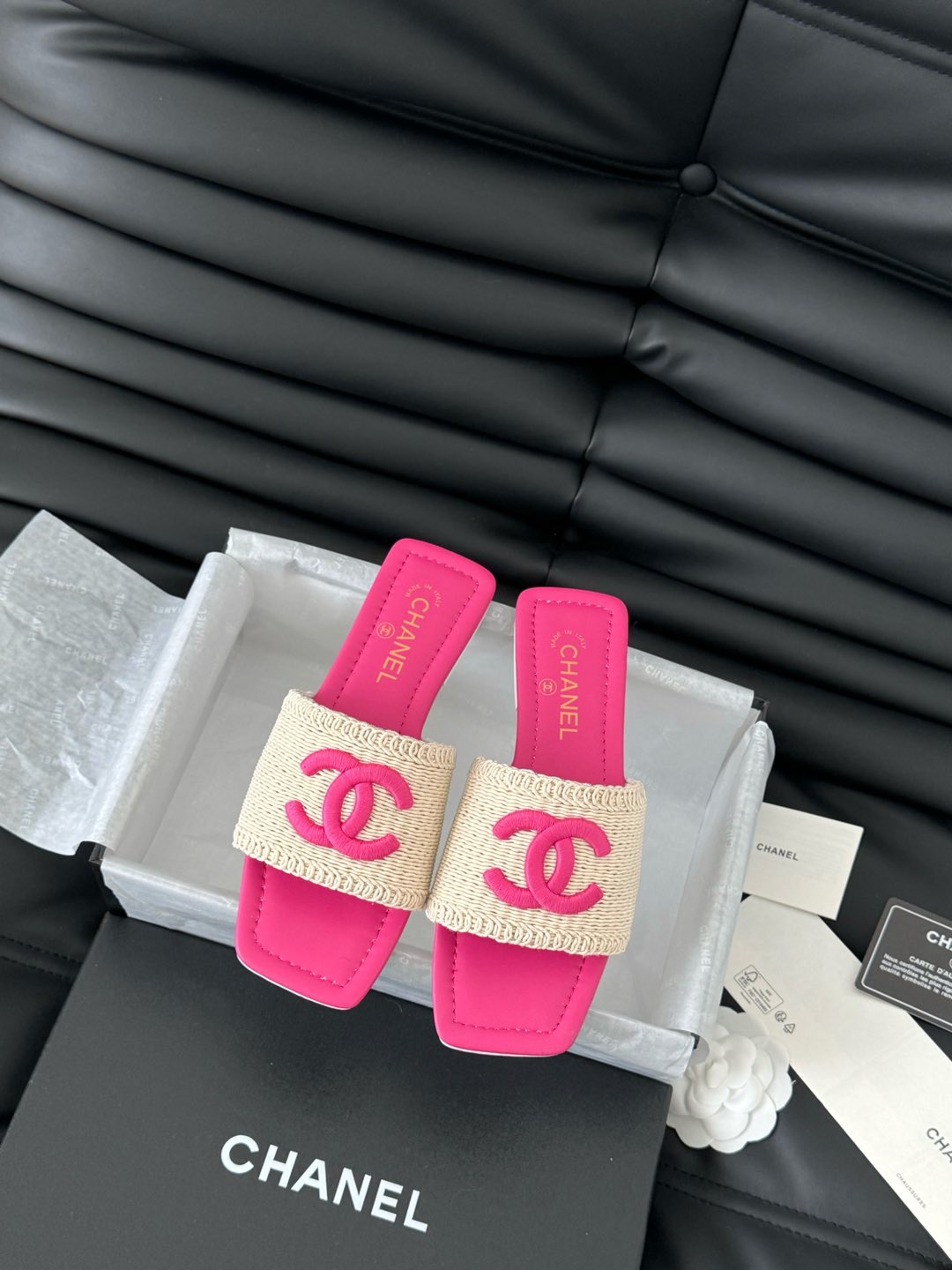 WOVEN SLIDE IN RAFFIA AND BRIGHT PINK LAMBSKIN