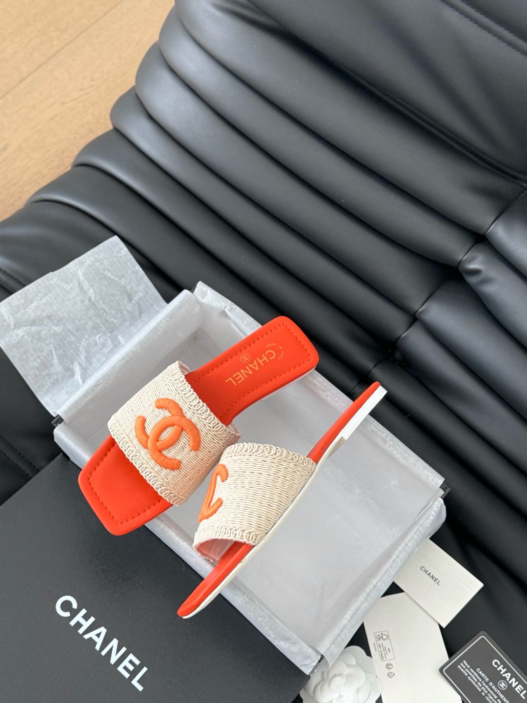 WOVEN SLIDE IN RAFFIA AND VIVID ORANGE LAMBSKIN