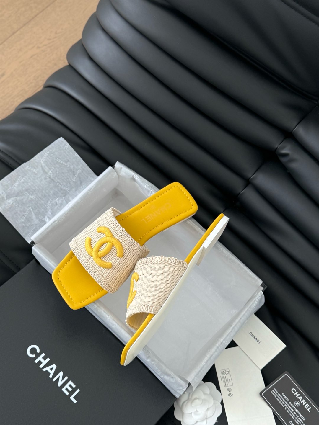 WOVEN SLIDE IN RAFFIA AND LIGHT YELLOW LAMBSKIN