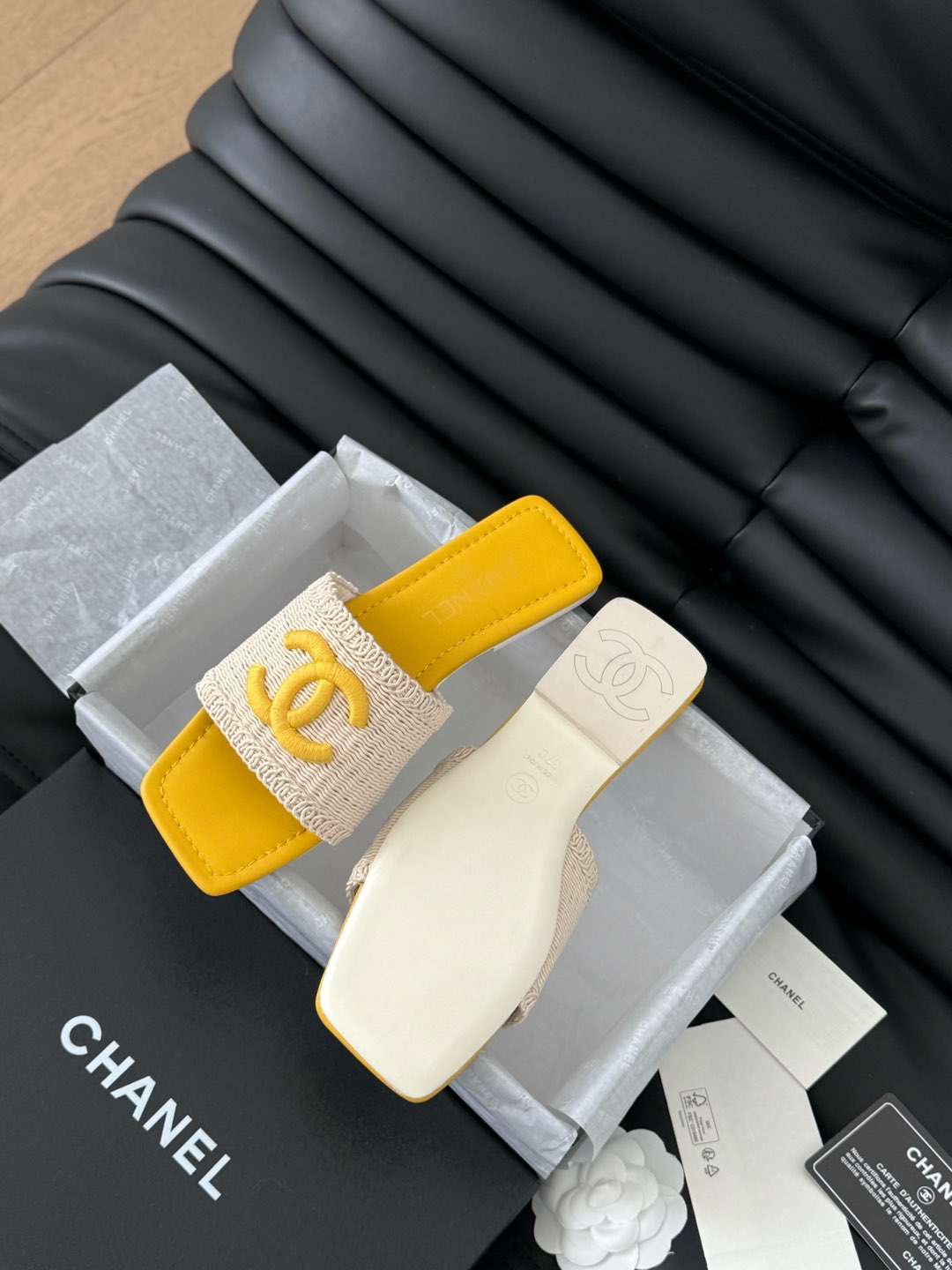 WOVEN SLIDE IN RAFFIA AND LIGHT YELLOW LAMBSKIN