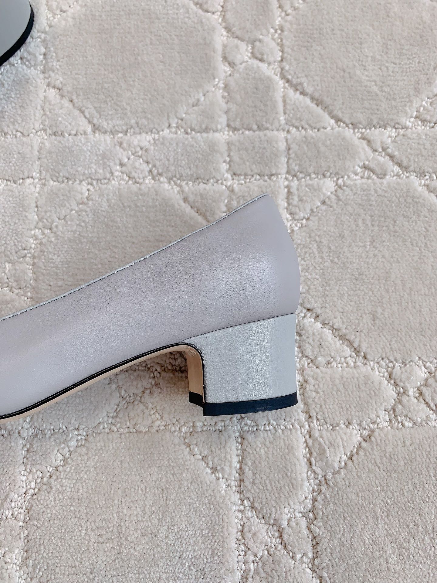 PUMP ROUNG TOE IN SLATE GREY MIX BLACK SHEEPSKIN