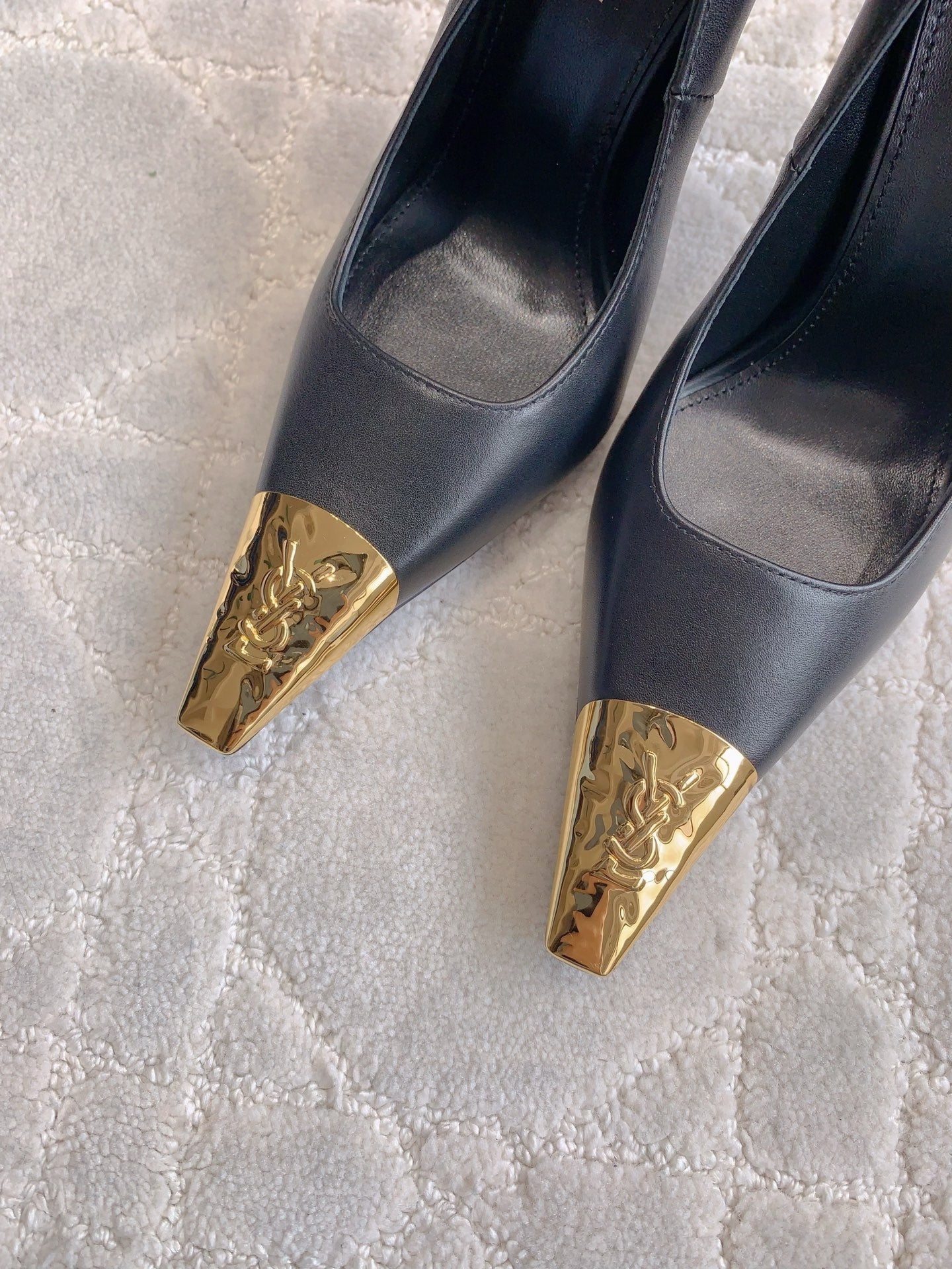 HIGH HEEL 10 CM PUMP IN BLACK CALFSKIN WITH GOLD HARDWARE