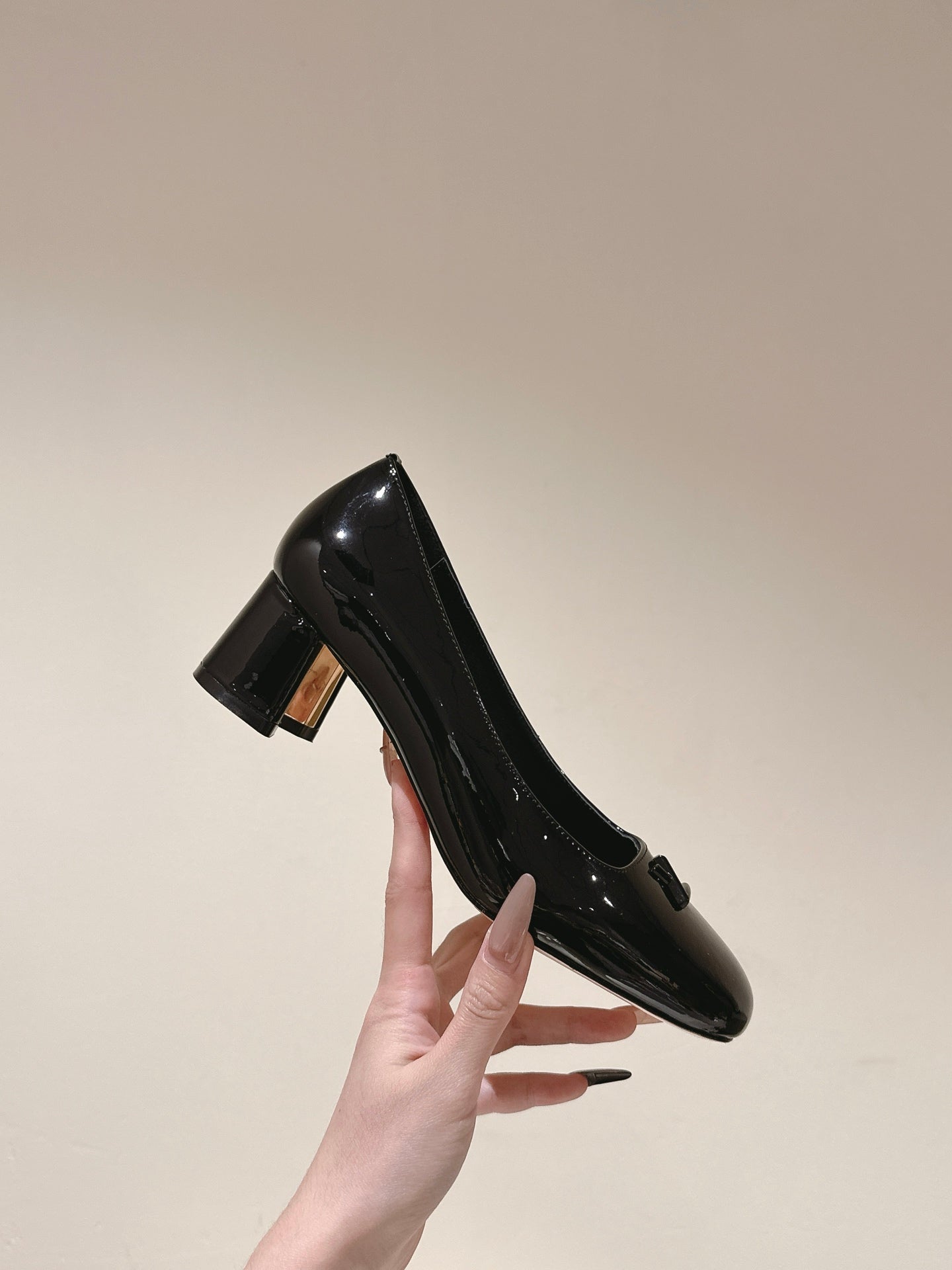 SWING HIGH PUMP 55 MM IN BLACK PATENT CALFSKIN