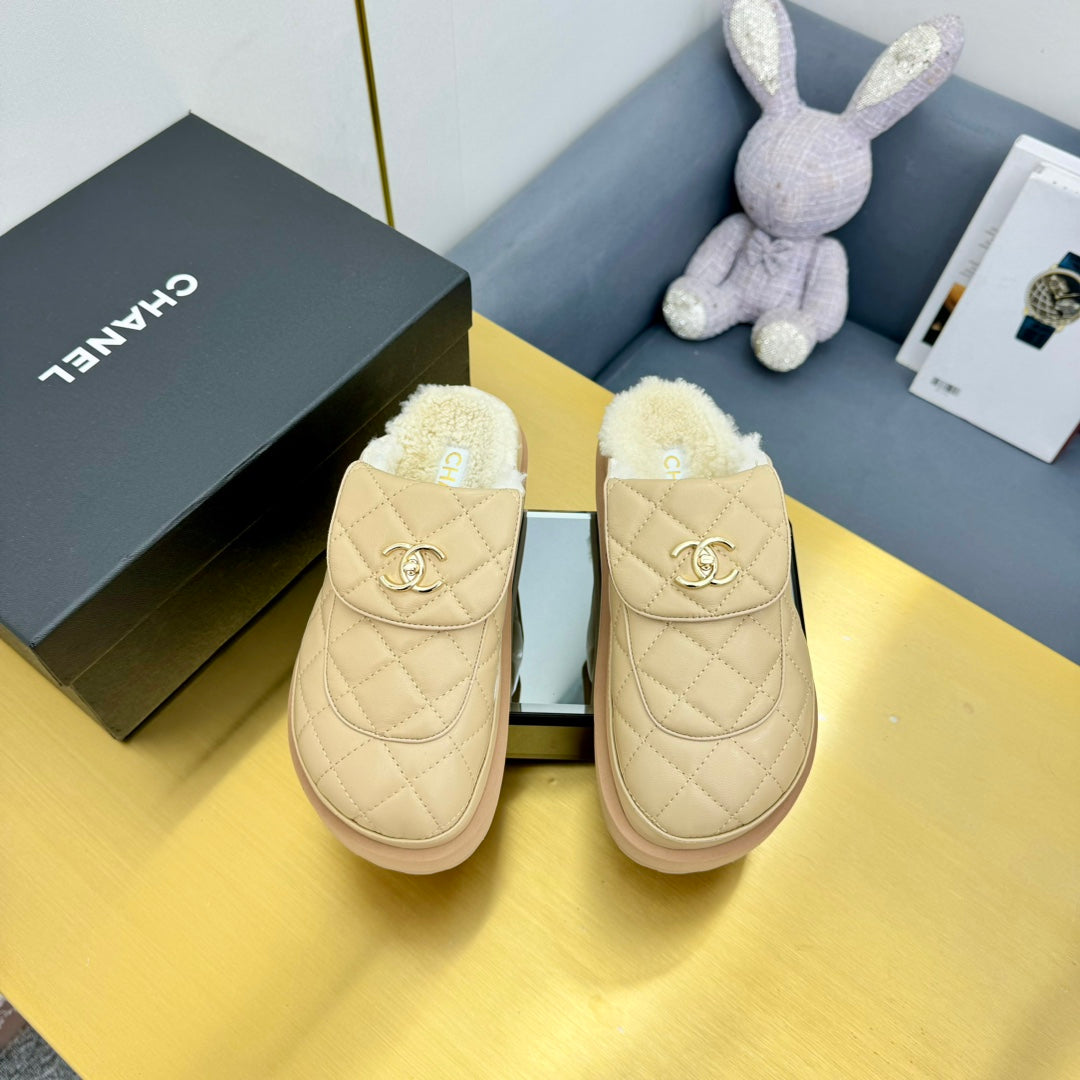 THICK-SOLED SLIDE IN LIGHT YELLOW LAMBSKIN AND WOOL LINING