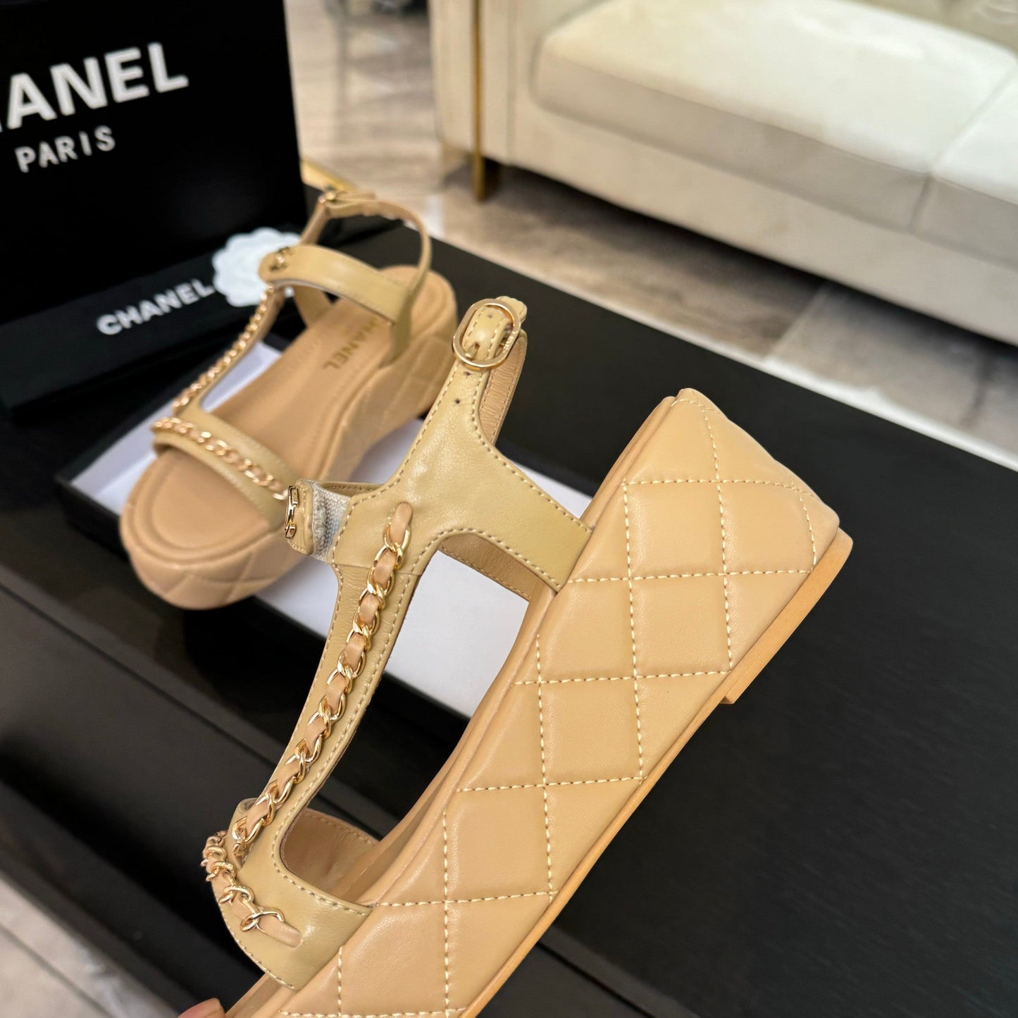 FLAT SANDALS IN PEANUT BROWN LAMBSKIN WITH GOLD CHAIN
