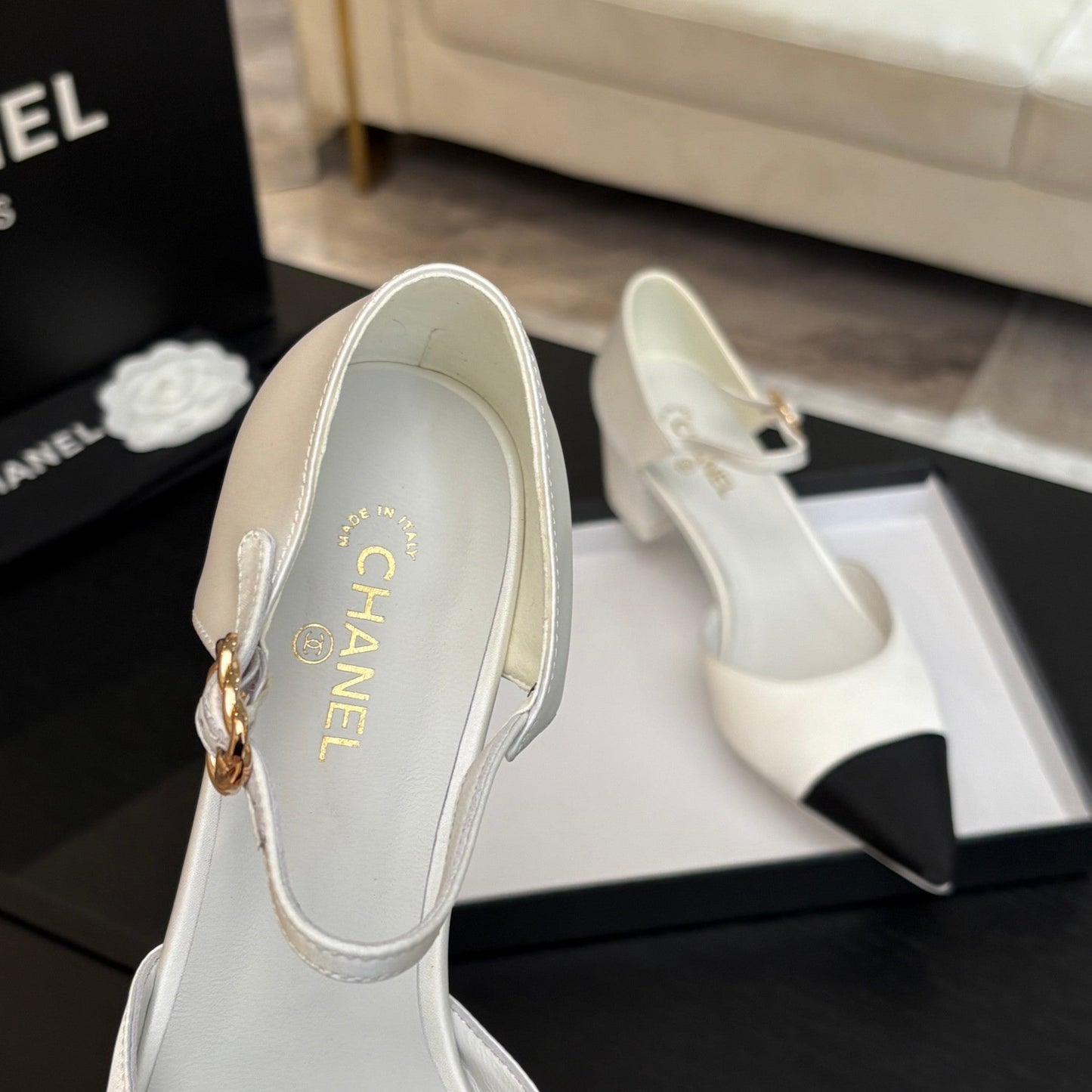 BLOCK HEEL SLINGBACKS IN WHITE MIX BLACK SILK FABRIC