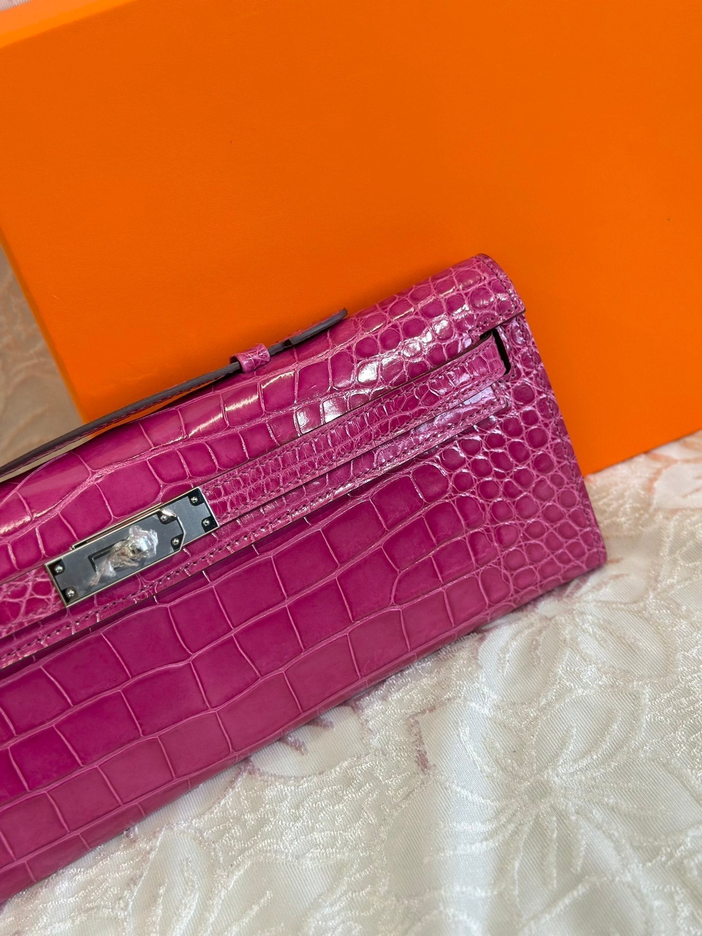 KELLY CUT 31 IN MAGENTA PURPLE SHINNY ALLIGATOR LEATHER WITH SILVER HARDWARE