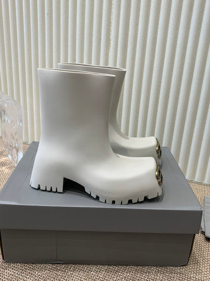 WHITE SCULPTED RUBBER BOOTS WITH GOLD MONOGRAM