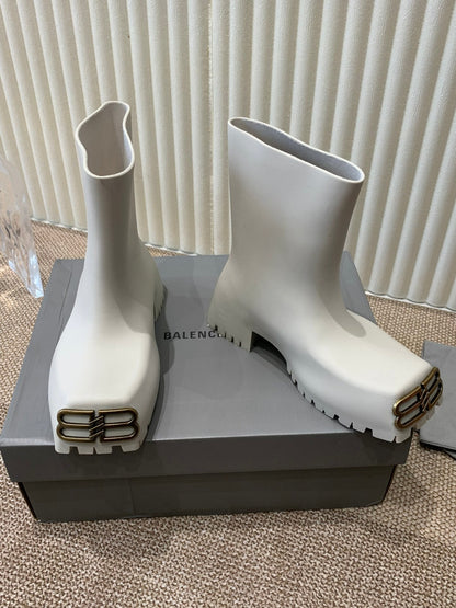 WHITE SCULPTED RUBBER BOOTS WITH GOLD MONOGRAM