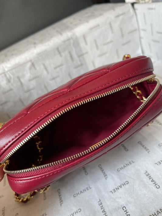 CAMERA BAG 18 IN RED QUILTED LAMBSKIN DOUBLE C GOLD COIN