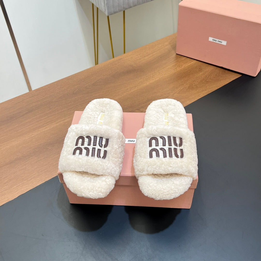 SLIPPERS IN WHITE LAMB WOOL