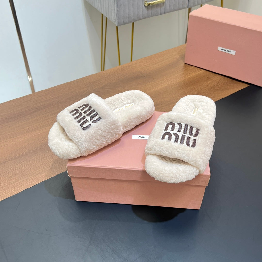 SLIPPERS IN WHITE LAMB WOOL