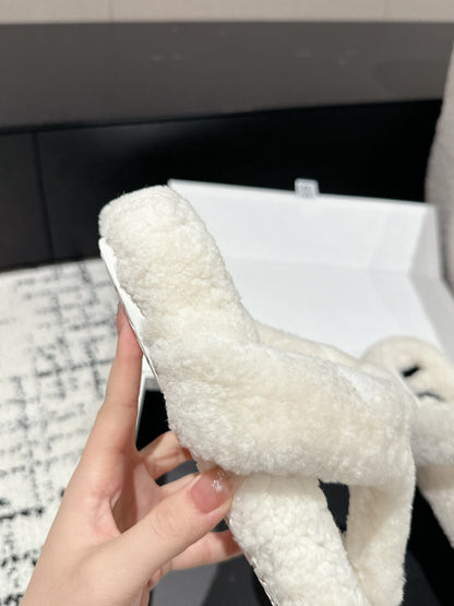 LW SHEARLING THONG SLIPPER IN WHITE