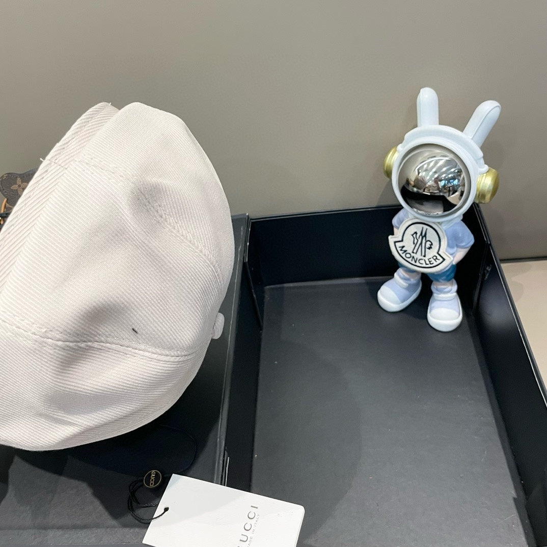 BAKER BOY CAP IN WHITE FABRIC 400797