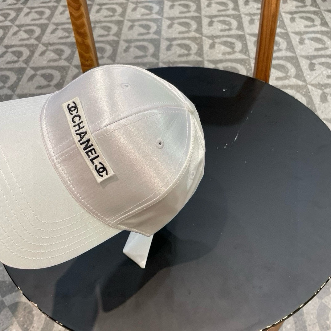 BASEBALL HAT IN PALE GRAY SILK SATIN 404863