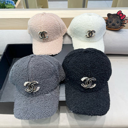 BASEBALL HAT IN LIGHT PINK LAMB FUR 424252