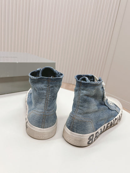 HIGH-TOP SNEAKERS IN BLUE DENIM LOGO PRINT