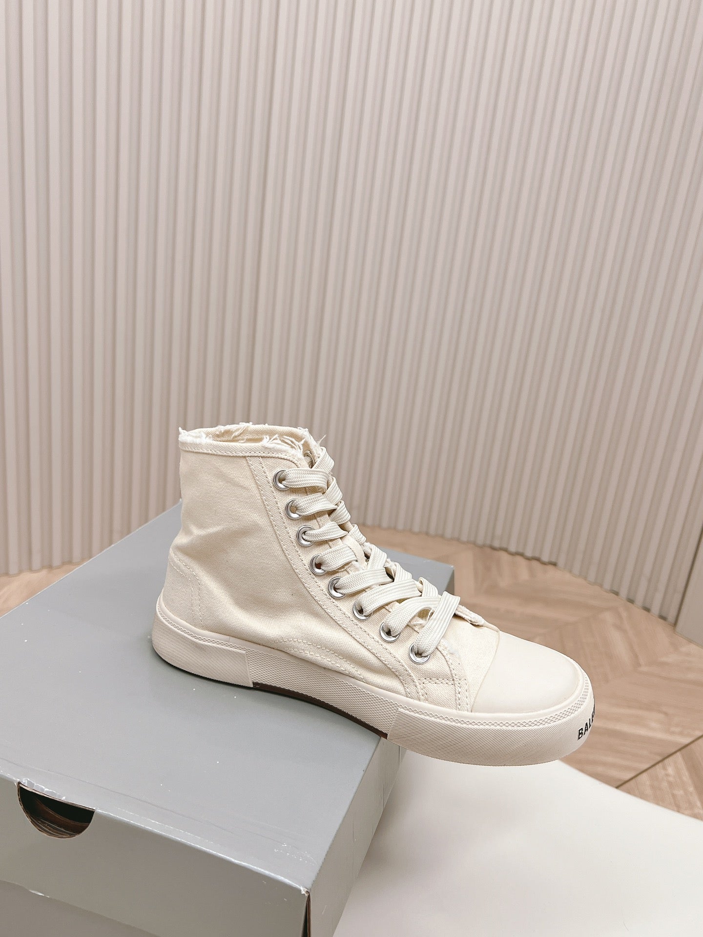 WHITE CANVAS HIGH-TOP SNEAKERS LOGO GRAFFITI