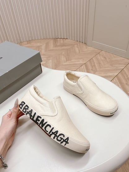 SLIP-ON SNEAKERS GRAFFITI IN WHITE CANVAS