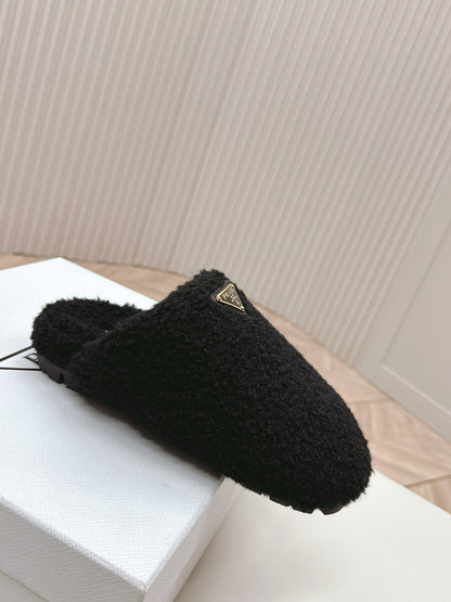 MULES ATTACHED TRIANGLE LOGO IN BLACK SHEARLING