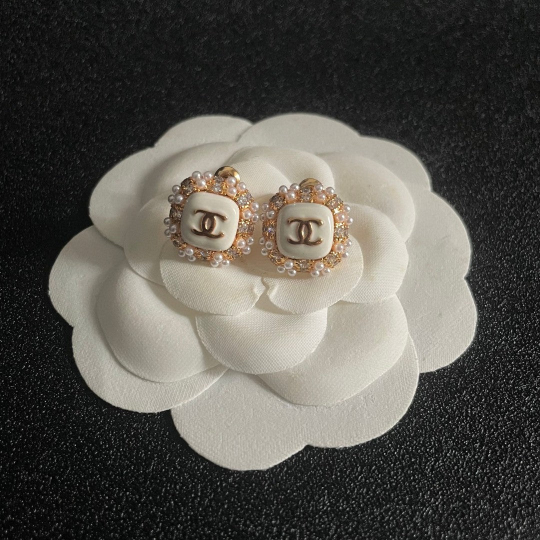STUD EARRINGS SQUARE DOUBLE C IN GOLD METAL WHITE PEARL WHITE ENAMEL