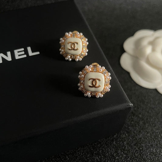 STUD EARRINGS SQUARE DOUBLE C IN GOLD METAL WHITE PEARL WHITE ENAMEL