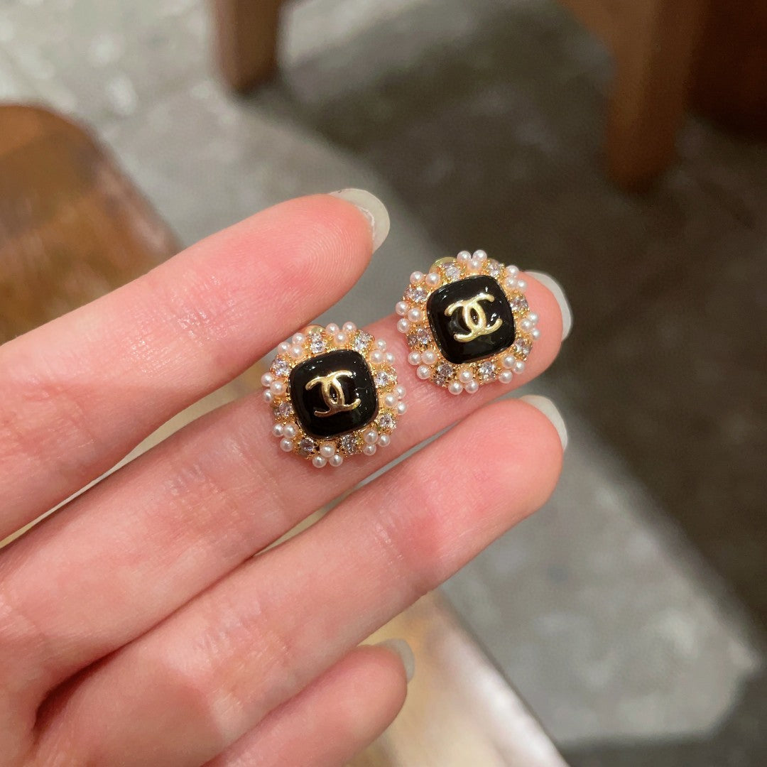 STUD EARRINGS SQUARE DOUBLE C IN GOLD METAL WHITE PEARL BLACK ENAMEL