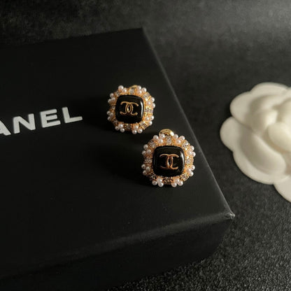 STUD EARRINGS SQUARE DOUBLE C IN GOLD METAL WHITE PEARL BLACK ENAMEL