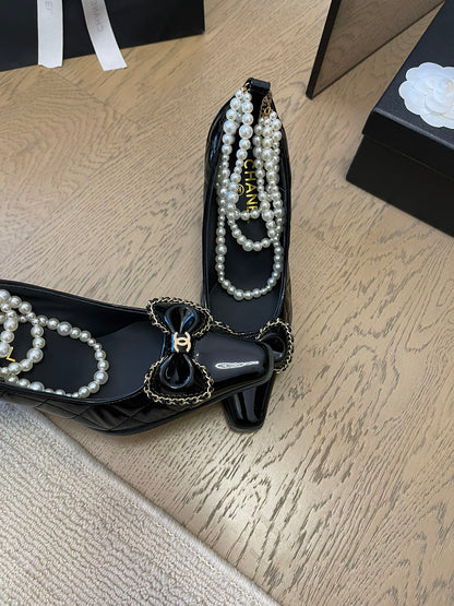 HIGH HEEL 8 CM IN BLACK CALFSKIN WITH PEARL CHAIN