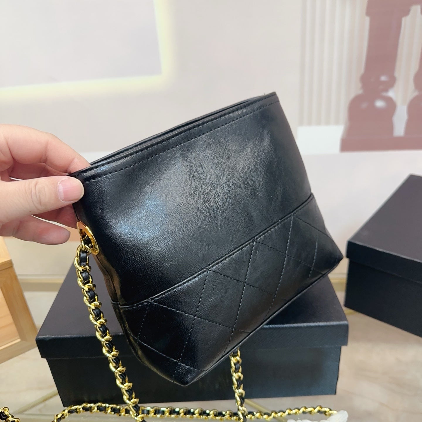 QUILTED CHAIN HOBO BAG 25 IN SHINY BLACK CALFSKIN