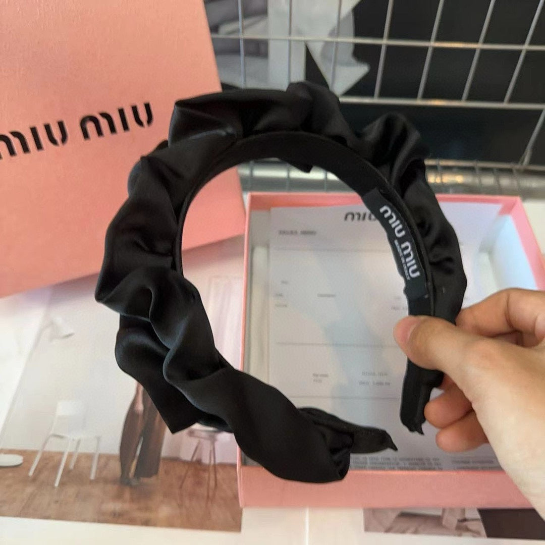 CRYSTAL LOGO HEADBAND IN BLACK WRINKLED SILK 412522