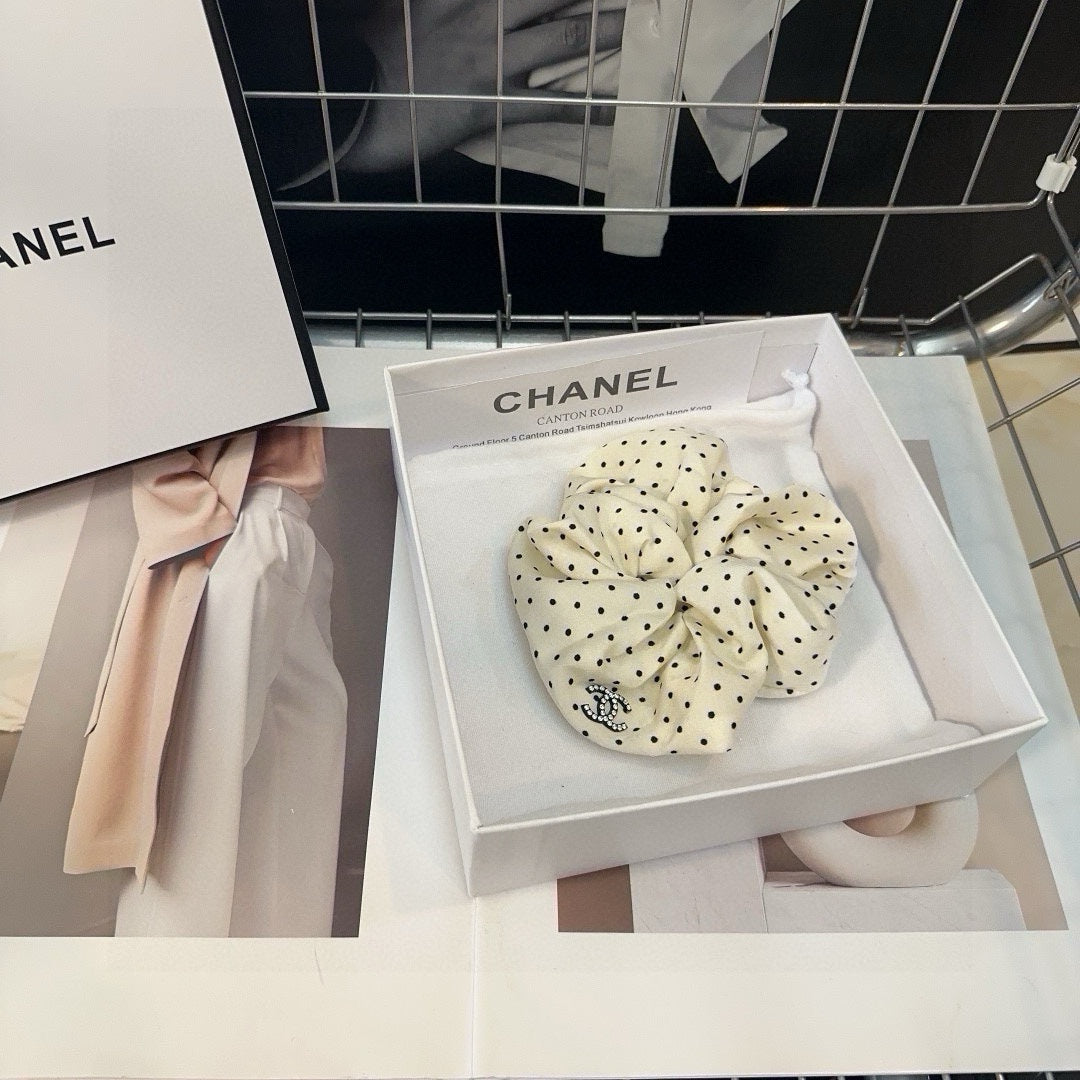 WHITE DOT FABRIC SCRUNCHIE 418927
