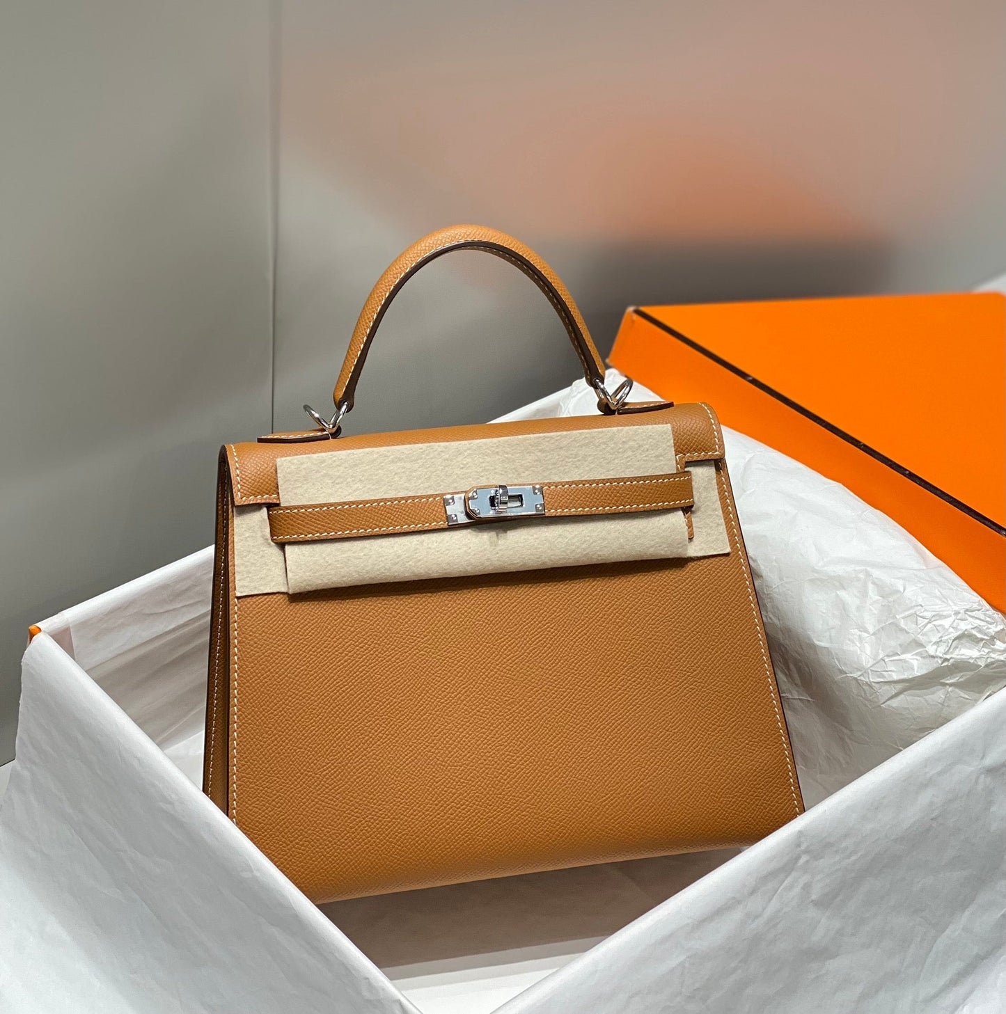 KELLY 25CM IN GOLD EPSOM CALFSKIN SILVER HARDWARE